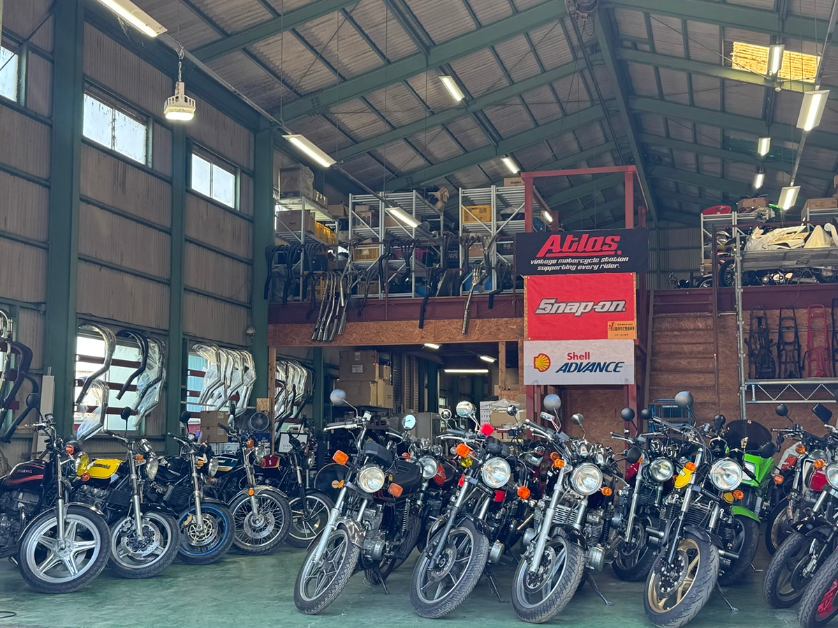 店舗前とバイク