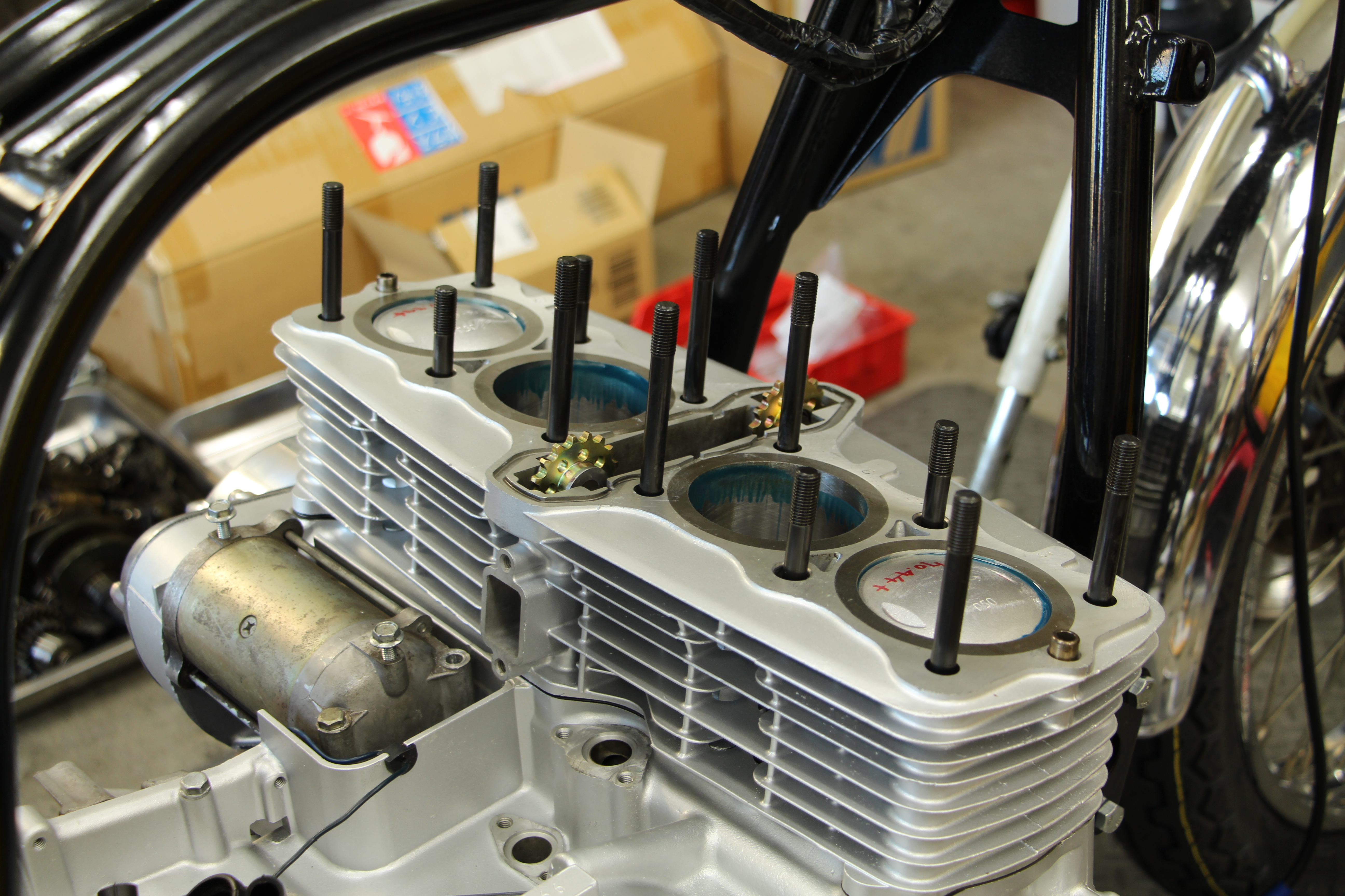 バイクを後ろから見た様子